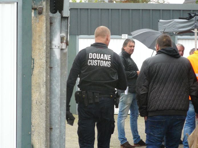 Douane en politie deden een inval bij de garageboxen Achter de Molen. Het maakte onderdeel uit van een grote actie.