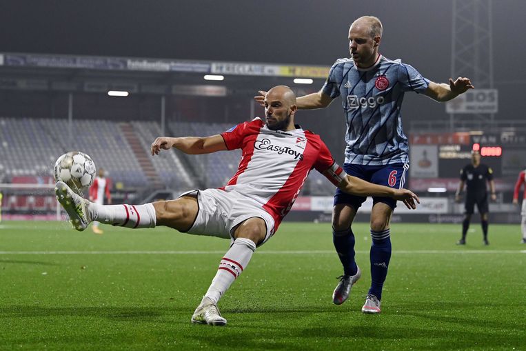 Ajax zelfs op halve kracht veel te sterk voor FC Emmen