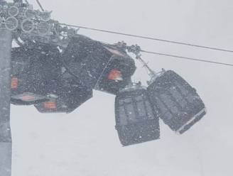Kettingbotsing met gondels van kabelbaan in Oostenrijks skigebied