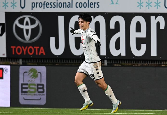Ayase Ueda viert het winnende doelpunt voor Cercle.