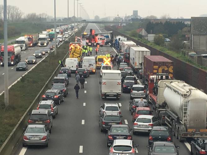 E17 richting Kortrijk versperd na ongeval met zeven voertuigen: weg is vrijgemaakt