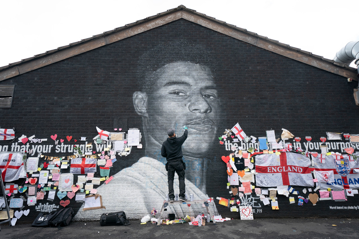Een muurschildering van voetballer Marcus Rashford in Manchester werd aanvankelijk met graffiti beklad na de verloren 
EK-finale, maar kort daarna in ere hersteld.