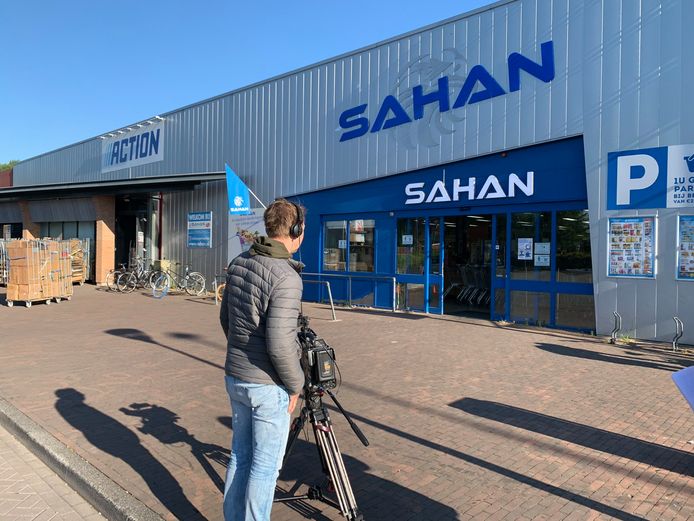 Opnames van het politieprogramma Bureau Brabant bij supermarkt Sahan in Waalwijk. Bij de supermarkt werd in december twee keer achter elkaar ingebroken.