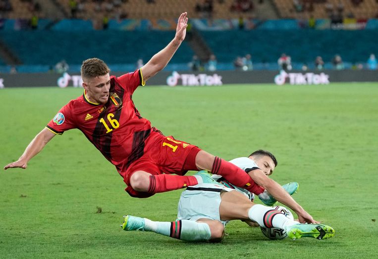 Doelpuntenmaker Thorgan Hazard in duel met Diogo Dalot tijdens de 1-0-overwinning tegen Portugal. Tegen Italië wacht een ander soort wedstrijd, verwacht Hans Vandeweghe. Beeld AP