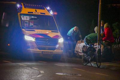 Fietser in Den Ham gaat onderuit en belandt met hoofd tegen lantaarnpaal, passanten verlenen eerste 