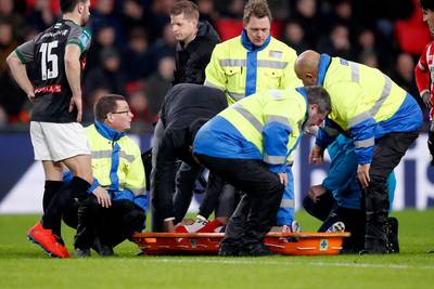 Lozano verlaat veld op brancard tegen FC Groningen