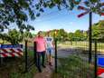 Wandelaars tussen hoop en vrees over sluiting laatste Deventer onbewaakte spoorovergang: ‘Hier wordt niemand doodgereden’ 