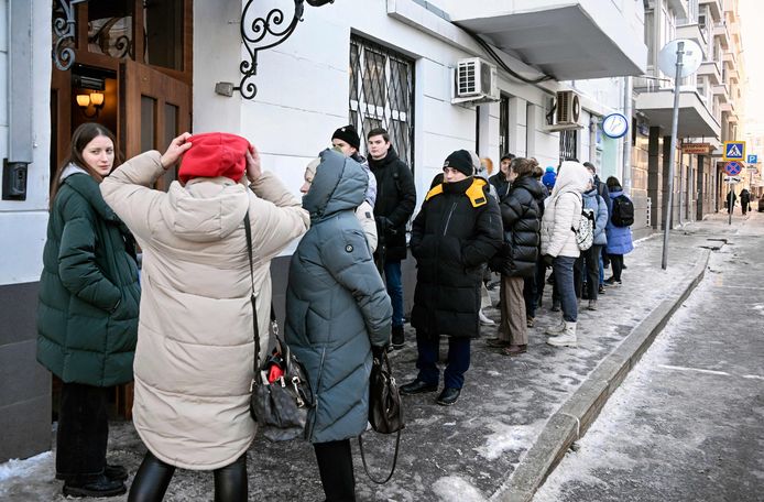 Russen staan in de rij in Moskou om Boris Nadezjdin te steunen.