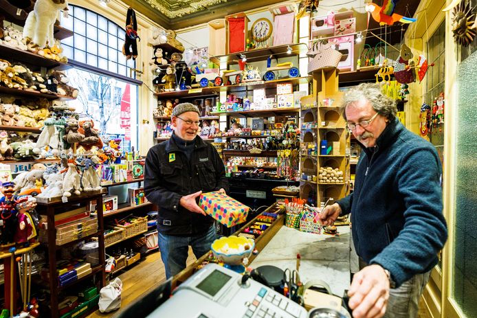 Bij Het Zingende Nijlpaard in Tilburg werden zaterdag nog last minute sinterklaasinkopen gedaan. Rechts eigenaar Ron Meijboom.