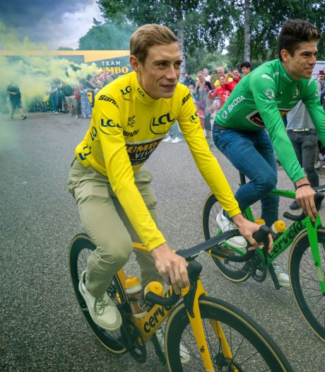 Smaakmakers Jonas Vingegaard en Wout van Aert feestelijk onthaald op hoofdkantoor van Jumbo
