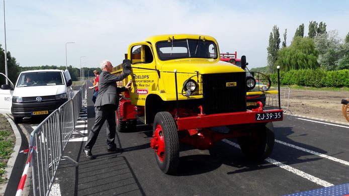 Wethouder Kees Oskam van Bodegraven-Reeuwijk kwam na de onthulling van het straatnaambordje Johannieterplein bij de Nieuwerbrugse entree naar de Burgemeester van Zwietenweg per oude vrachtauto van wegenbouwer Roelofs over de randweg naar de officiële opening.