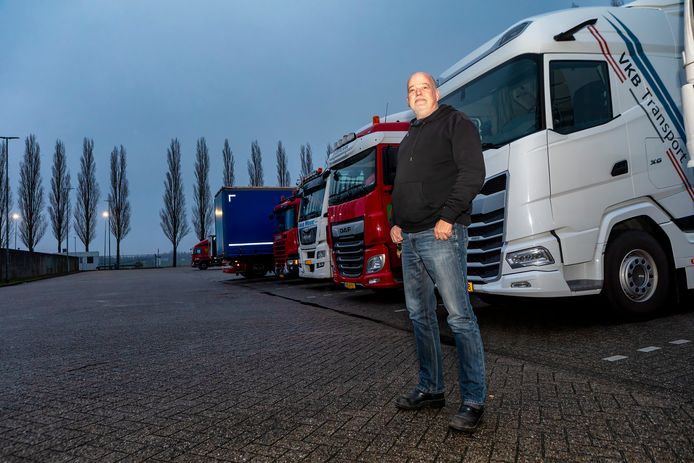 Erik Bezems, woordvoerder namens de truckchauffeurs in Terheijden, op een foto die in januari werd gemaakt naar aanleiding van dieseldiefstal uit de vrachtwagens.