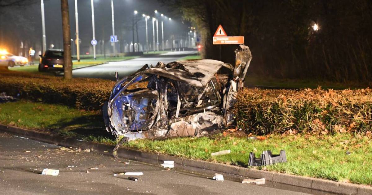 Dode door ongeval waarbij auto in brand vliegt in Terneuzen, ander slachtoffer zwaargewond.