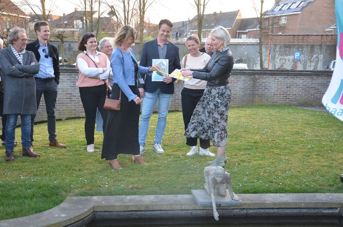 ‘Meisje aan de Waterkant’, het beeldje op het grasperkje met vijver achter het gemeentehuis werd zaterdagavond officieel ingehuldigd tijdens de feestelijke afsluiter van de HArt-beeldenroutes.