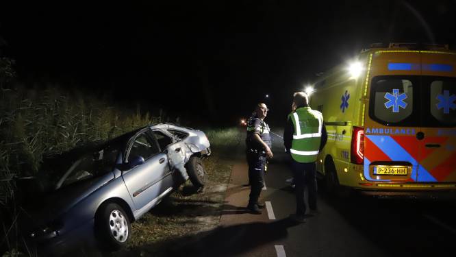 Automobilist (39) naar het ziekenhuis nadat hij van de weg raakte in Langenboom 