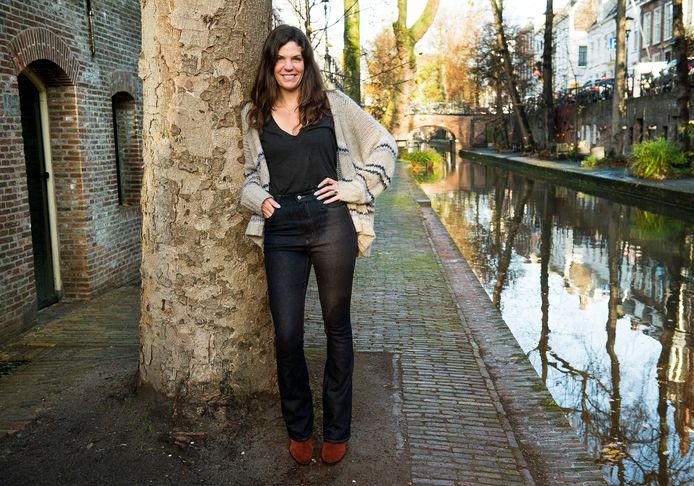 Annerieke Kortier uit Bentelo poseert in haar eigen ontwerp: een bootcut jeans speciaal voor vrouwen met ellenlange benen.