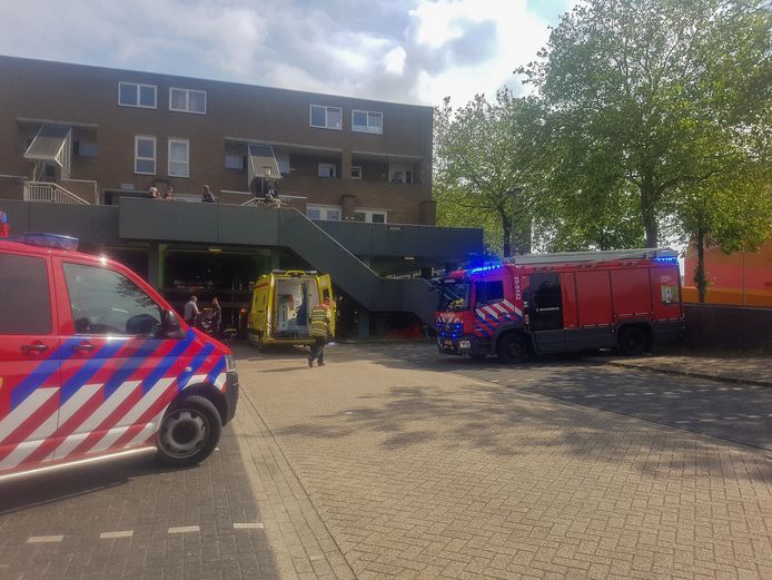 Aan de Agorahof in Lelystad viel dinsdag van zeker acht meter een persoon naar beneden.