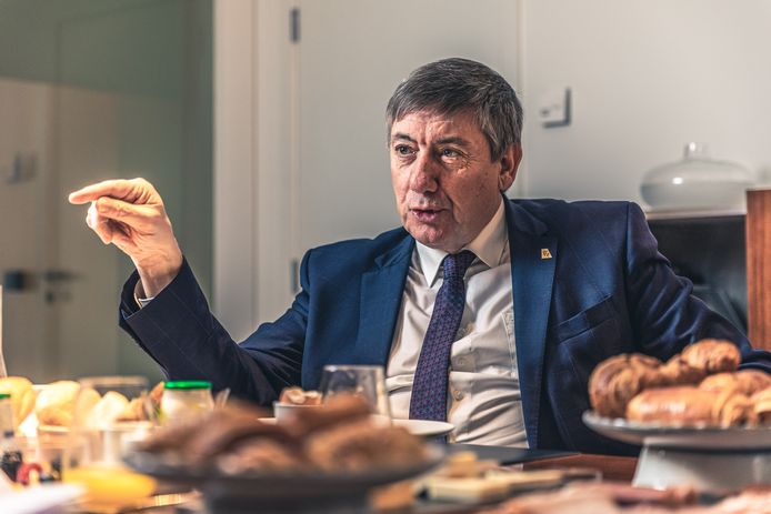 Vlaams minister-president Jan Jambon (N-VA) vindt dat Conner Rousseau (Vooruit) een toontje lager moet zingen.