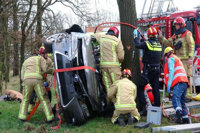 De auto kantelde na de botsing tegen de boom naast de A2 bij Leende.