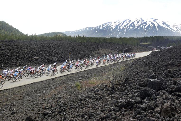 In 2011 beklom het Giro-peloton de Etna. Enkele dagen daarvoor was de vulkaan nog uitgebarsten. Beeld afp