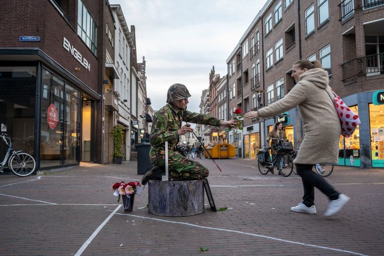 De performance van kunstenaar Bob Venus. Beeld Bram Petraeus