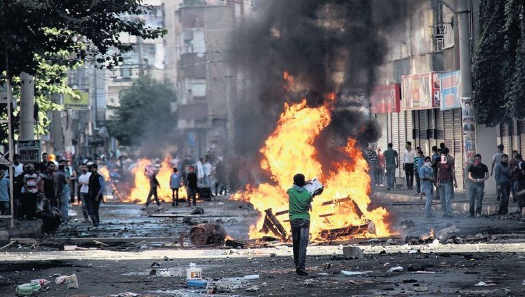 Bij uit de hand gelopen rellen in de grootste Koerdische stad, Diyarbakir, kwamen vorige week zeker veertien mensen om. Koerden demonstreerden tegen de Turkse houding ten aanzien van IS. Beeld epa