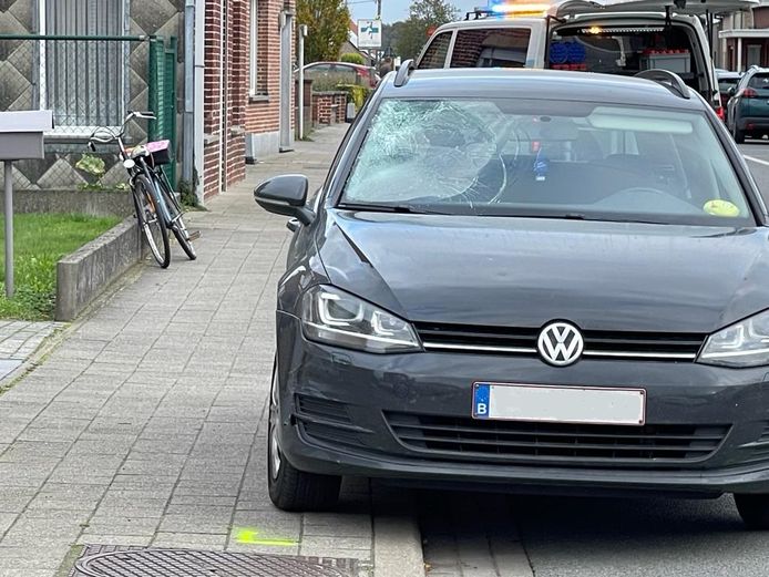 De fietser werd door een Volkswagen Golf opgeschept in de Ruddervoordestraat. De man verkeert in kritieke toestand.