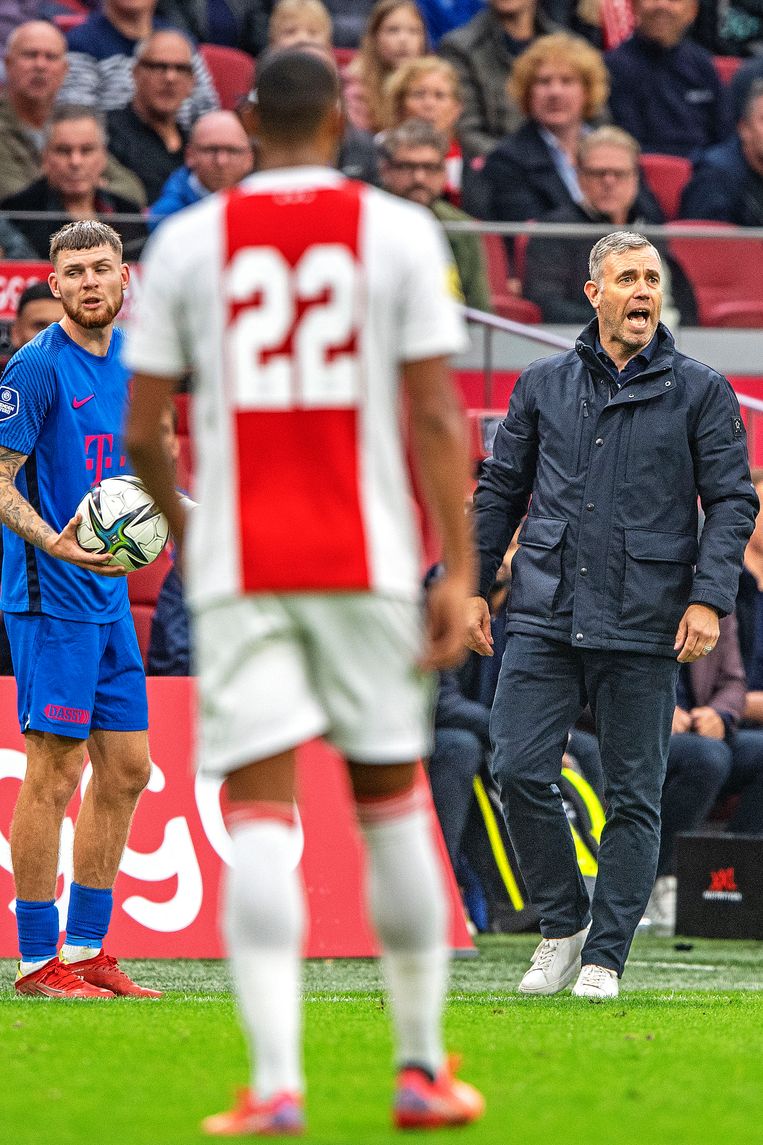 Utrecht-coach René Hake is het tijdens de wedstrijd tegen Ajax niet eens met een beslissing van de scheidsrechter. Beeld Guus Dubbelman / de Volkskrant