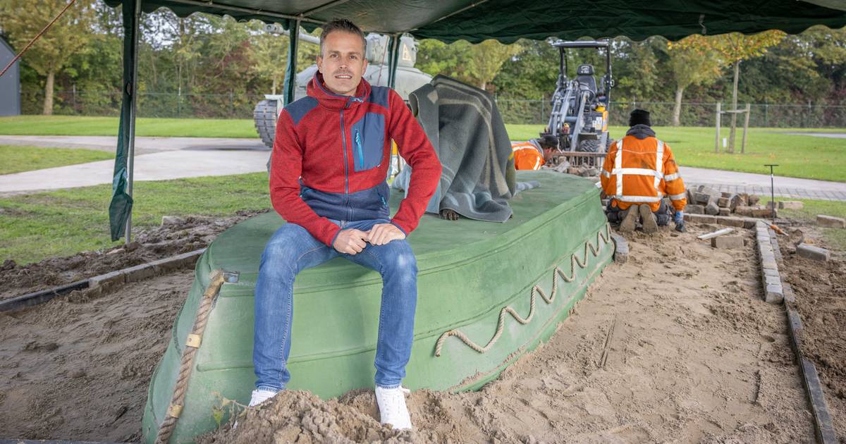 Onthulling opvallend standbeeld bij Bevrijdingsmuseum: ‘Hij zwom terug en redde zijn leven’