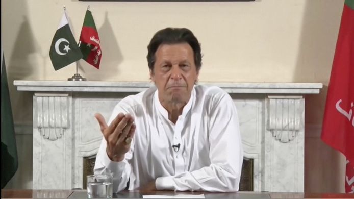 Imran Khan geeft een speech waarin hij de overwinning van zijn partij opeist.