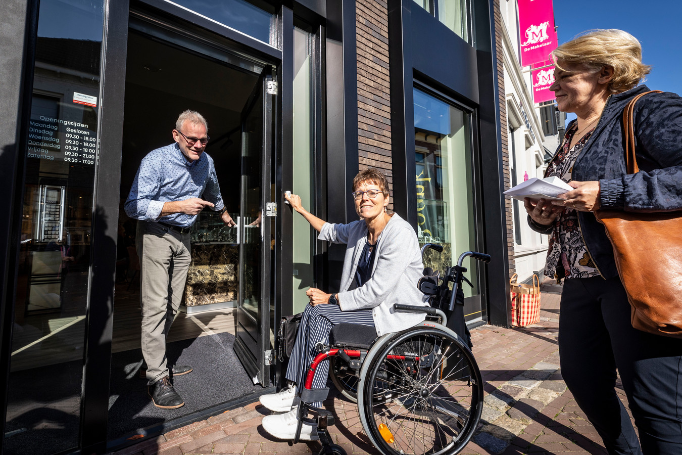 Cadeau kortademigheid stortbui Deurbel met sticker met winkels in Borne toegankelijker maken voor  rolstoelers | Foto | tubantia.nl