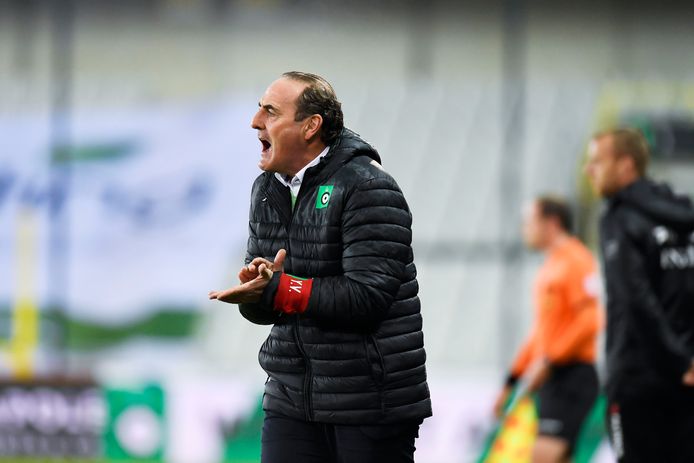 Yves Vanderhaeghe fel coachend langs de zijlijn tegen KV Mechelen zaterdagavond.