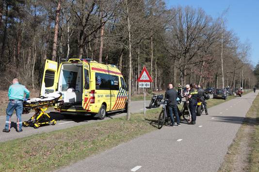 In de buurt van Ommen kwam een motorrijdster ten val, waarna de weg werd afgesloten en grote groepen motorrijders rechtsomkeert moesten maken.