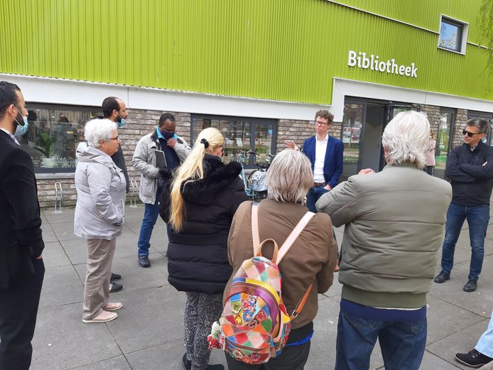 Boze bewoners van Den Haag Zuidwest confronteren wethouder Martijn Balster met hun woede over de sloop van hun huizen bij de presentatie van de renovatieplannen.