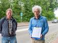 Theo Santegoets (links) verzamelde samen met Hans de Smet ruim 300 handtekeningen om de Molensingel in Wouw naar 30km/u weg te wijzigen.