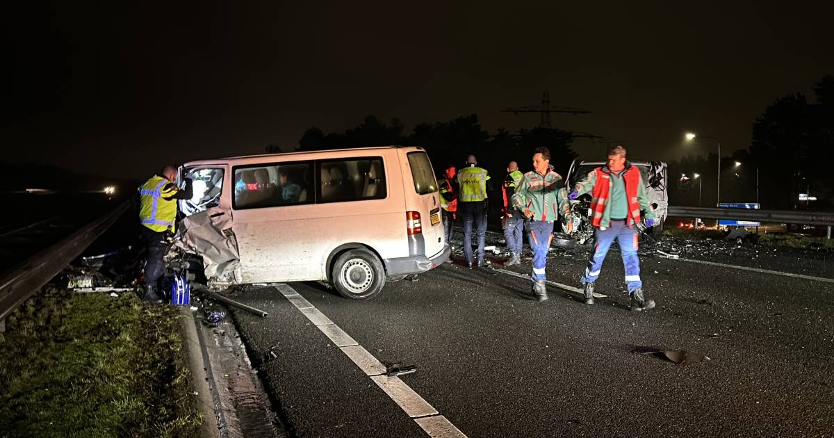 Dode en gewonden bij ernstig ongeval op A73 bij Venray, waarschijnlijk veroorzaakt door spookrijder.