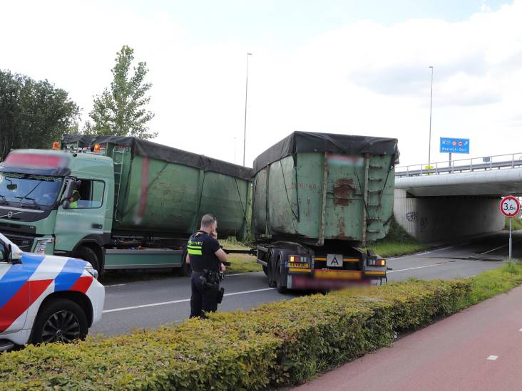 Containerwagen botst tegen viaduct in Waalwijk