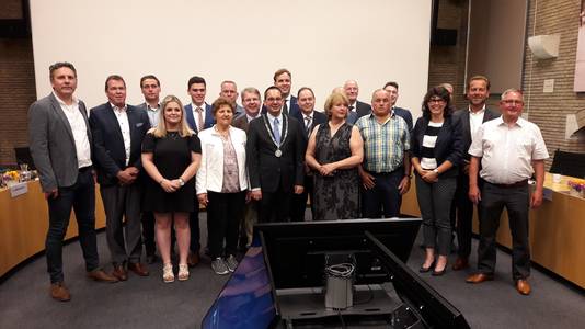 De gemeenteraad van Woensdrecht in de definitieve nieuwe samenstelling, inclusief de donderdagavond benoemde Laura de Waal (ABZ), Marc van Eekeren (ABZ) en Luc de Vos (CDA).
