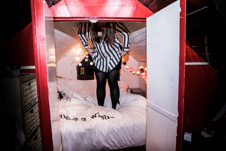 Deze studente huurt een kleine kamer van 4 vierkante meter in het centrum van Amsterdam voor 650 euro per maand. Beeld Marlena Waldthausen