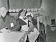 Ziek maar toch naar de kerk, wie ging er in 1955 naar het ziekentriduüm in de Gerardus Majellakerk?