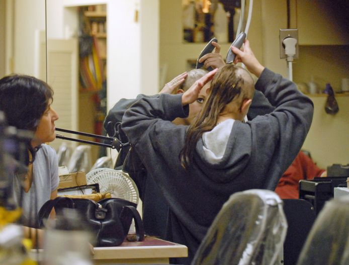 Britney Spears scheert haar hoofd kaal in een kapsalon in San Fernando Valley in 2007.