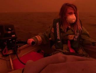 Het verhaal achter iconische foto: hoe Finn (11) zijn familie met boot wegleidde van inferno