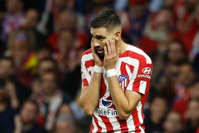 Waanzin in Madrid: Carrasco mist penalty ná laatste fluitsignaal en blokt rebound zelf af, waardoor Atlético uitgeschakeld is in Champions League