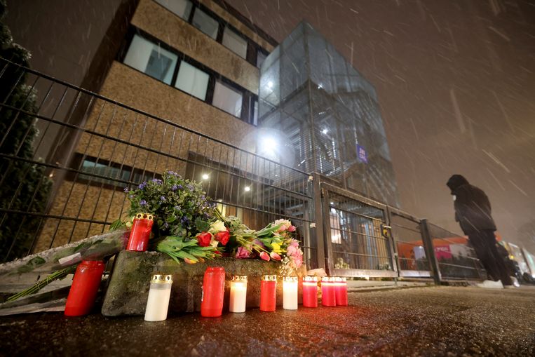 Bloemen en kaarsen voor het gebouw waar gisteren een man  Beeld AP