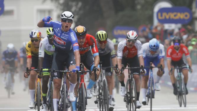 Mathieu van der Poel deelt cadeautje uit aan Philipsen: 'Ik doe dit heel graag, omdat ik weet dat ik het goed kan’
