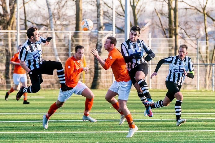 Drie weken na het duel in de competitie zullen Irene 58 (oranje shirts) en Oosterhout elkaar in de districtsbeker opnieuw tegenkomen.