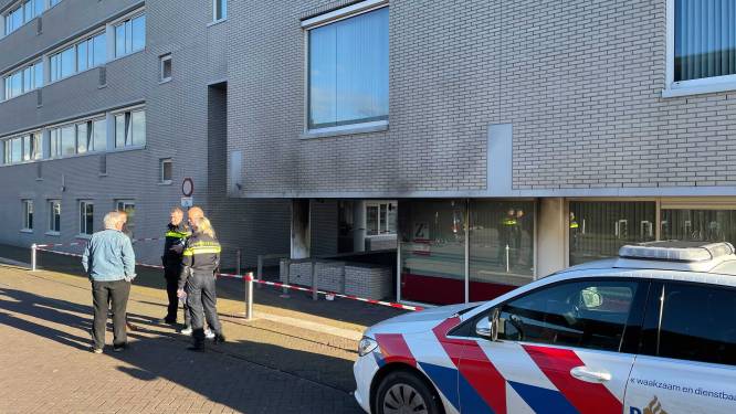 Politie deelt beelden van explosie en brand bij gemeentehuis Zeewolde: is deze fietser de dader?