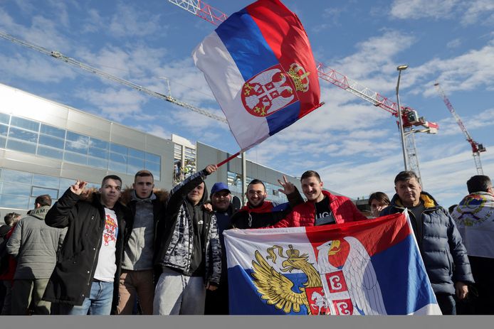 Des supporters serbes se sont massés à l'aeroport de Belgrade en guise de soutien à Novak Djokovic.