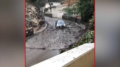 Auto 'surft' op modderstroom Californië