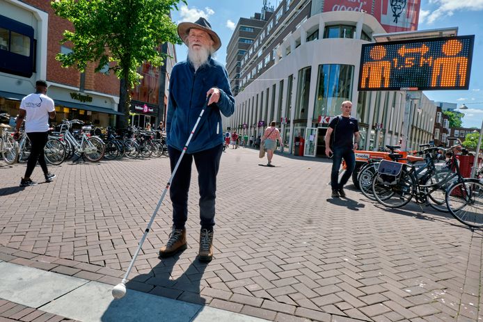 Voor de blinde Hildo Nijdam uit Dordrecht en zijn mede lotgenoten is het moeilijk de coronamaatregelen na te leven.